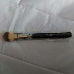 Younique Foundation Brush NWT NIB